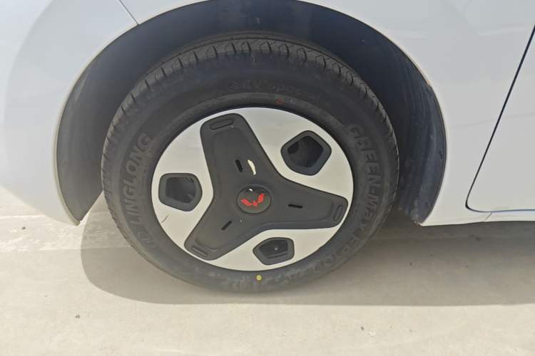 Used Wuling Zhiguang New Energy 2025 Model 305km Ambitious Edition Left Front Wheel Hub