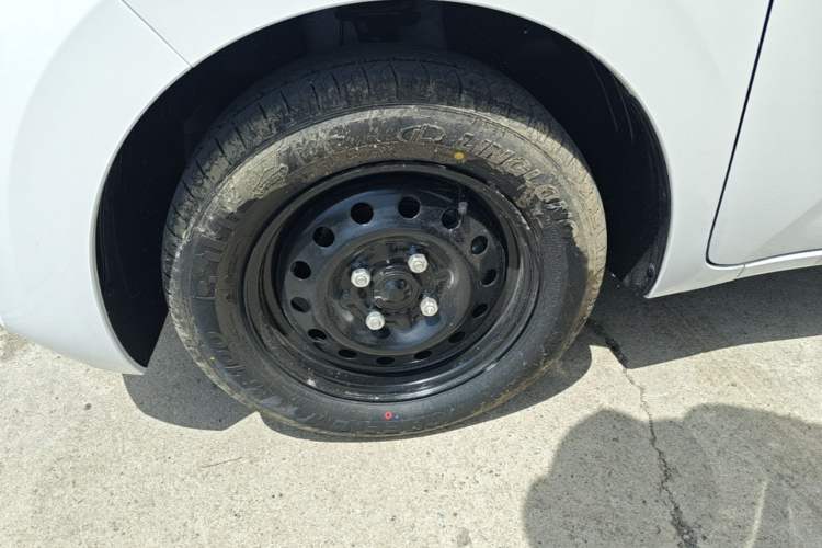 Used Wuling Zhiguang New Energy 2025 Standard Model Left Front Wheel Hub