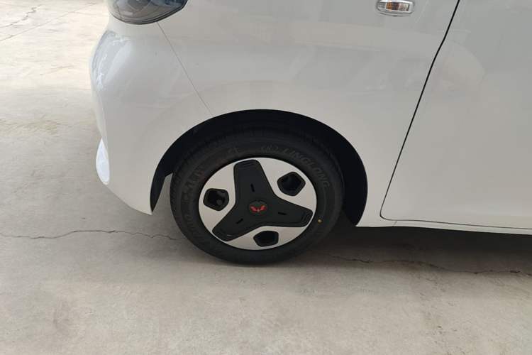 Used Wuling Zhiguang New Energy 2025 Model 305km Ambitious Edition Left Front Wheel Hub