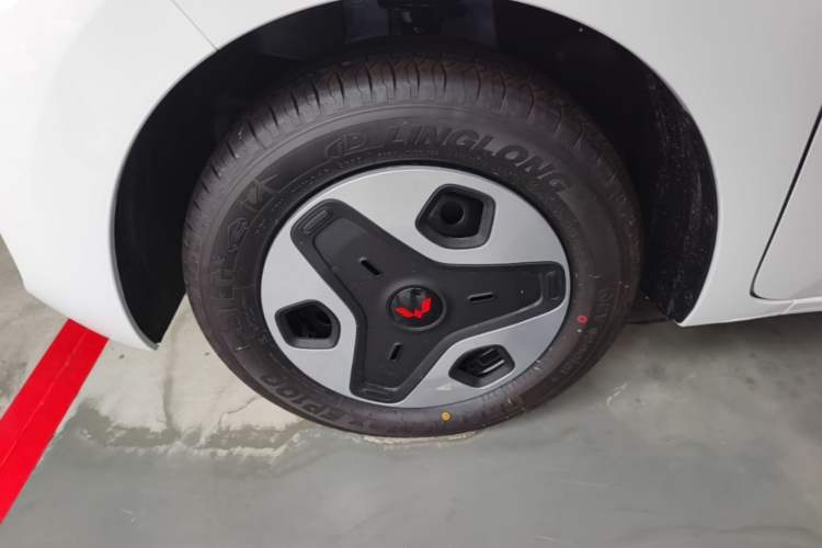 Used Wuling Zhiguang New Energy 2025 Model 305km Ambitious Edition Left Front Wheel Hub