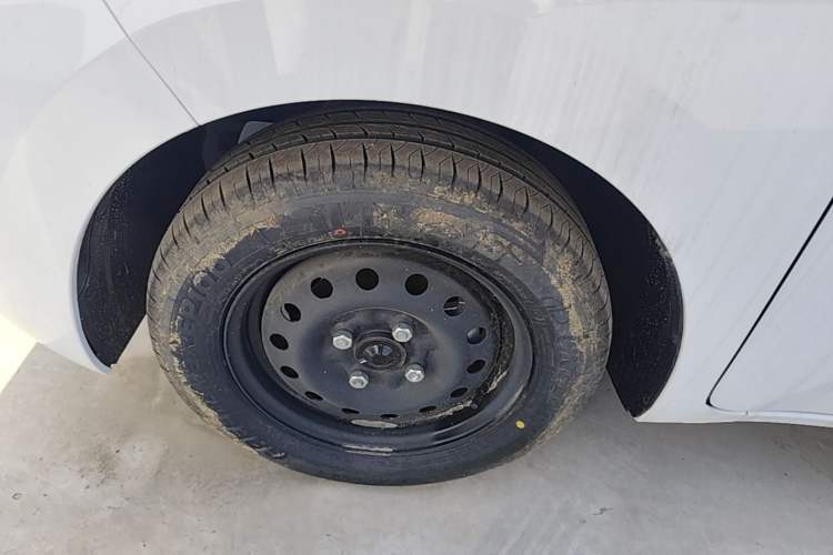 Used Wuling Zhiguang New Energy 2025 Standard Model Left Front Wheel Hub