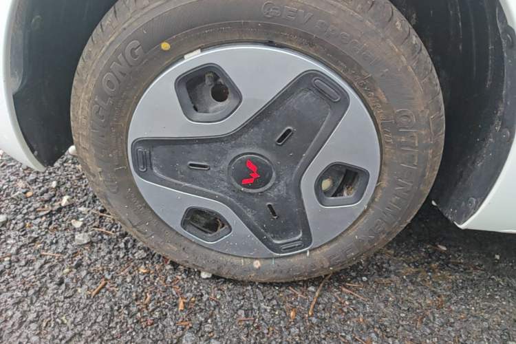 Used Wuling Zhiguang New Energy 2025 Model 305km Ambitious Edition Left Front Wheel Hub