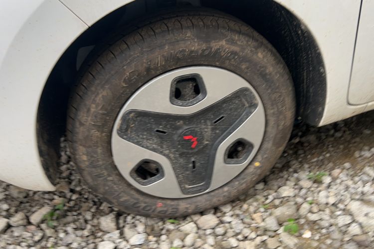 Used Wuling Zhiguang New Energy 2025 Model 305km Ambitious Edition Left Front Wheel Hub