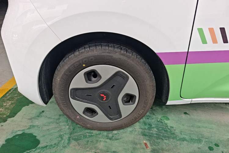Used Wuling Zhiguang New Energy 2025 Model 305km Ambitious Edition Left Front Wheel Hub