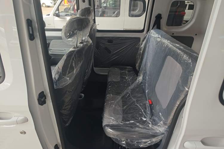 Used Wuling Zhiguang New Energy 2025 Model 305km Ambitious Edition Left Rear Seat