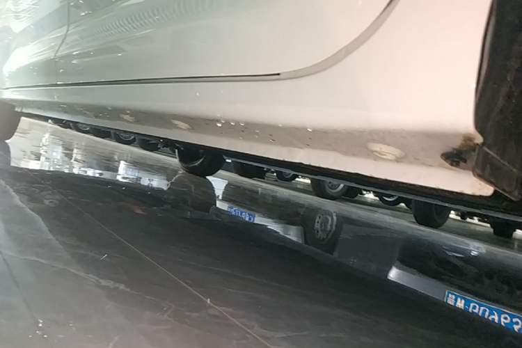 Used Wuling Zhiguang New Energy 2025 Model 305km Ambitious Edition Left Side Sill