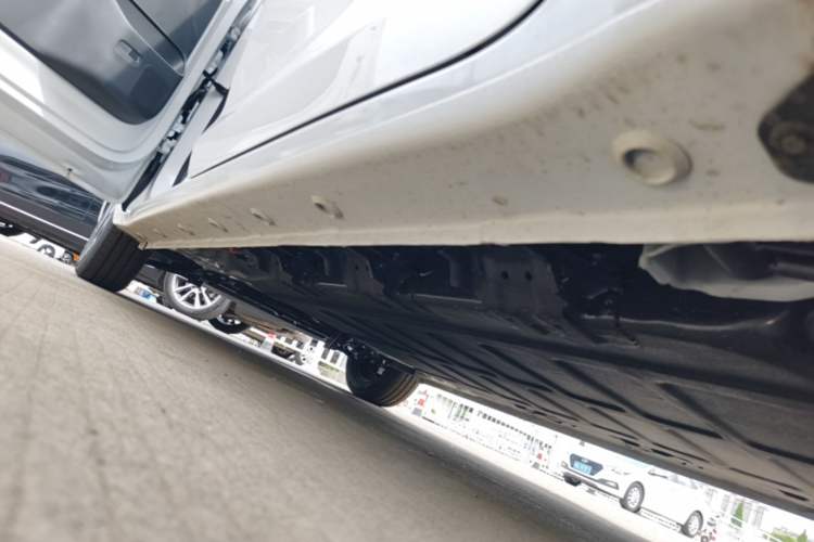 Used Wuling Zhiguang New Energy 2025 Model 305km Ambitious Edition Left Side Sill