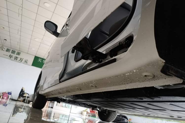 Used Wuling Zhiguang New Energy 2025 Model 305km Ambitious Edition Left Side Sill