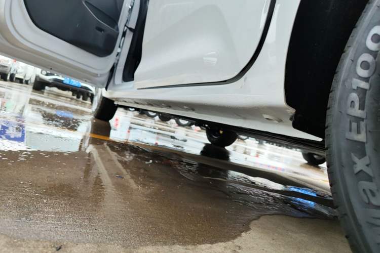 Used Wuling Zhiguang New Energy 2025 Model 305km Ambitious Edition Left Side Sill