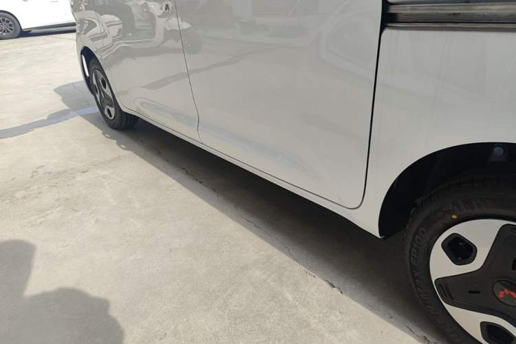 Used Wuling Zhiguang New Energy 2025 Model 305km Ambitious Edition Left Side Sill