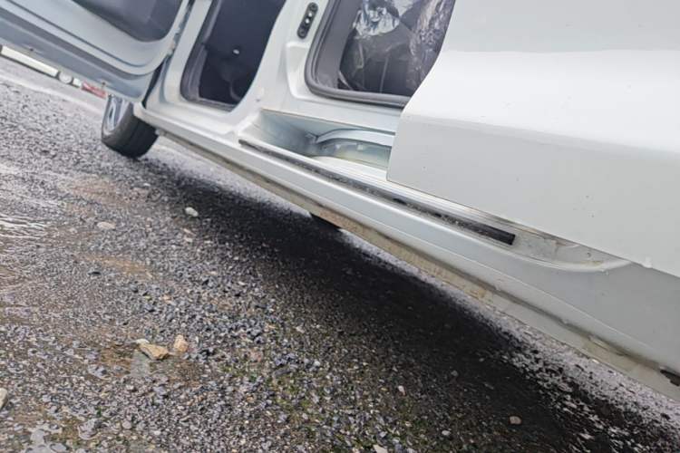 Used Wuling Zhiguang New Energy 2025 Model 305km Ambitious Edition Left Side Sill