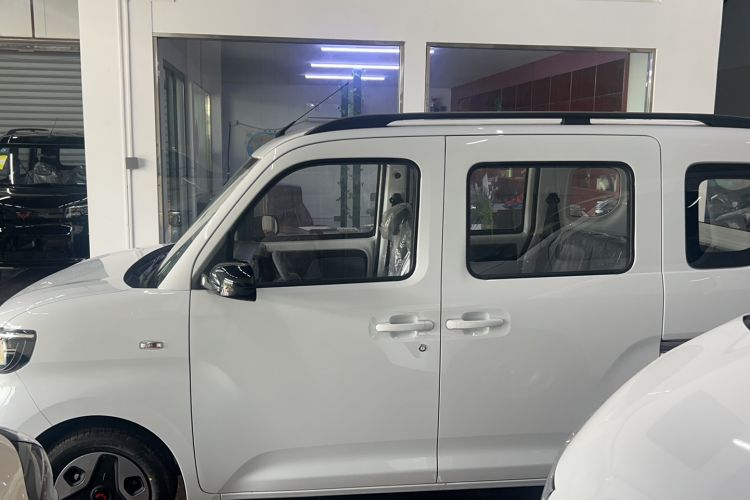 Used Wuling Zhiguang New Energy 2025 Model 305km Ambitious Edition Left Side