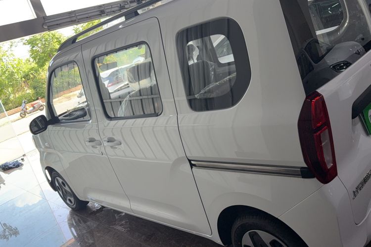 Used Wuling Zhiguang New Energy 2025 Model 305km Ambitious Edition Left Side