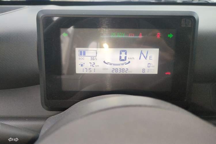 Used Wuling Zhiguang New Energy 2025 Standard Model Odometer Close Up