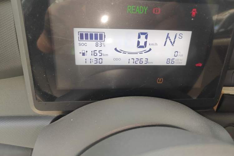 Used Wuling Zhiguang New Energy 2025 Standard Model Odometer Close Up