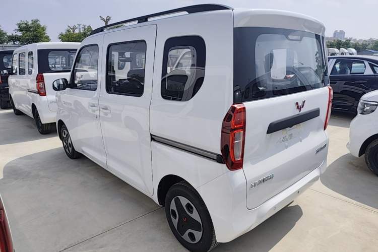 Used Wuling Zhiguang New Energy 2025 Model 305km Ambitious Edition Rear Left 45 Deg