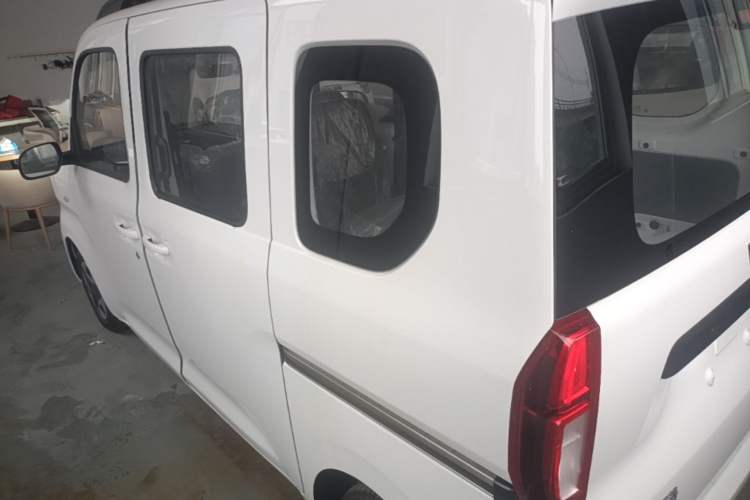 Used Wuling Zhiguang New Energy 2025 Model 305km Ambitious Edition Rear Left 45 Deg