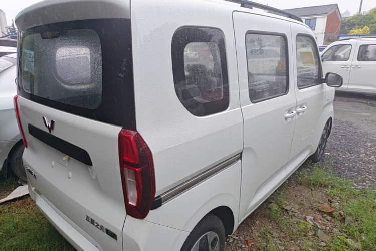 Used Wuling Zhiguang New Energy 2025 Model 305km Ambitious Edition Rear Right 45 Deg