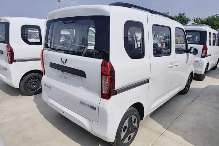 Used Wuling Zhiguang New Energy 2025 Model 305km Ambitious Edition Rear Right 45 Deg