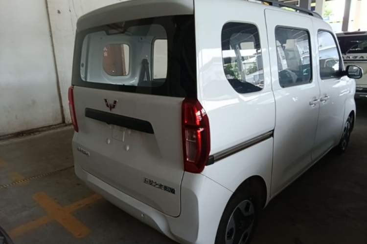 Used Wuling Zhiguang New Energy 2025 Model 305km Ambitious Edition Rear Right 45 Deg