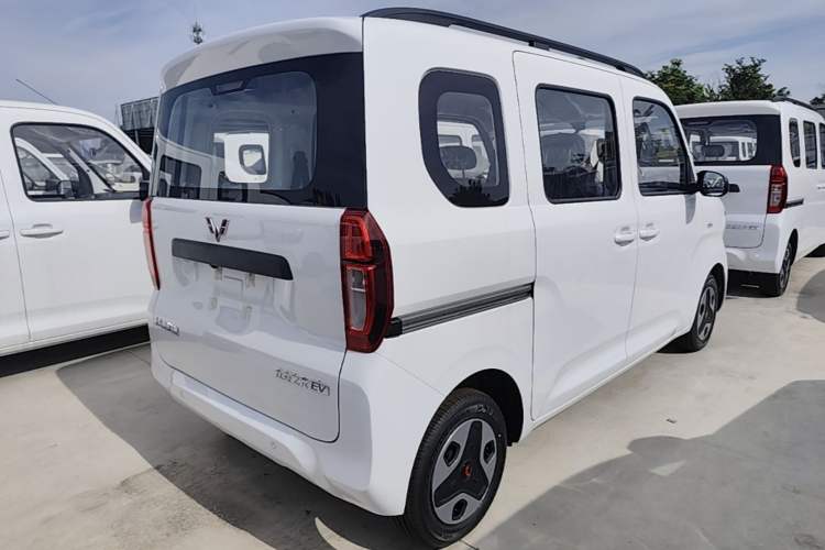 Used Wuling Zhiguang New Energy 2025 Model 305km Ambitious Edition Rear Right 45 Deg