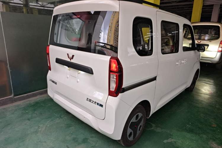 Used Wuling Zhiguang New Energy 2025 Model 305km Ambitious Edition Rear Right 45 Deg