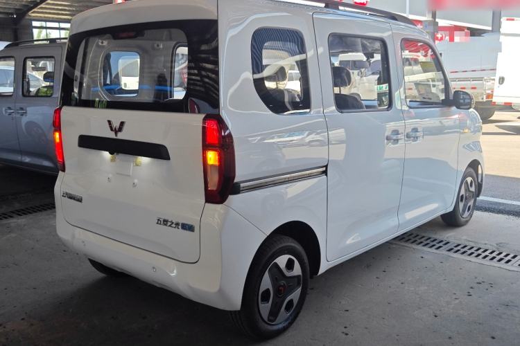 Used Wuling Zhiguang New Energy 2025 Model 305km Ambitious Edition Rear Right 45 Deg