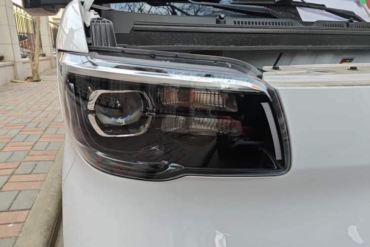 Used Wuling Zhiguang New Energy 2025 Standard Model Right Front Headlight