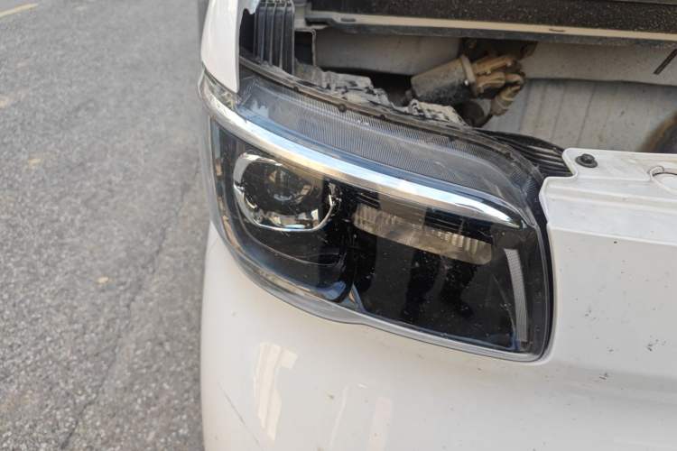 Used Wuling Zhiguang New Energy 2025 Model 305km Ambitious Edition Right Front Headlight
