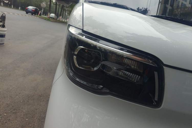 Used Wuling Zhiguang New Energy 2025 Model 305km Ambitious Edition Right Front Headlight