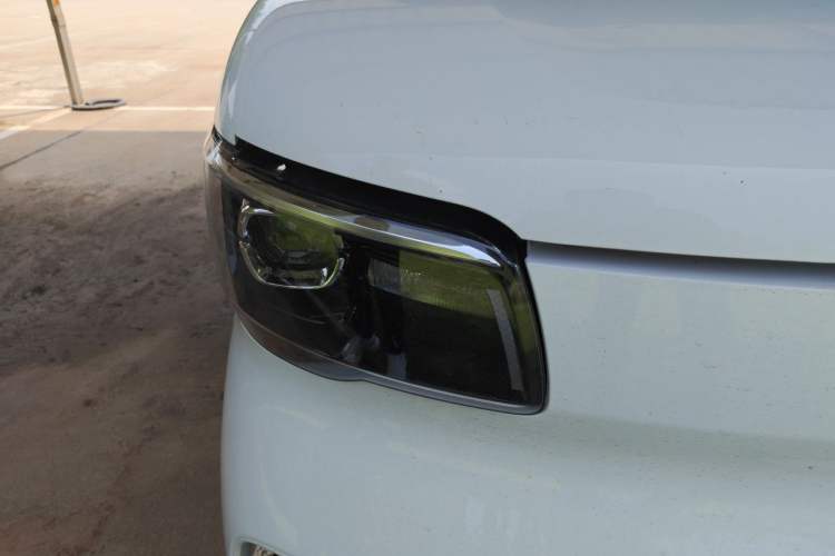 Used Wuling Zhiguang New Energy 2025 Standard Model Right Front Headlight