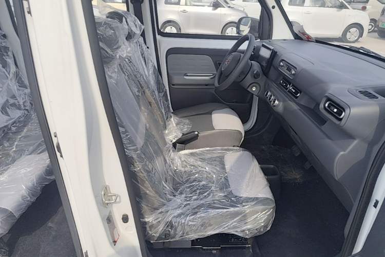 Used Wuling Zhiguang New Energy 2025 Model 305km Ambitious Edition Right Front Seat