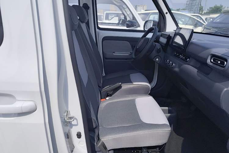 Used Wuling Zhiguang New Energy 2025 Model 305km Ambitious Edition Right Front Seat