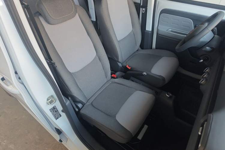 Used Wuling Zhiguang New Energy 2025 Model 305km Ambitious Edition Right Front Seat