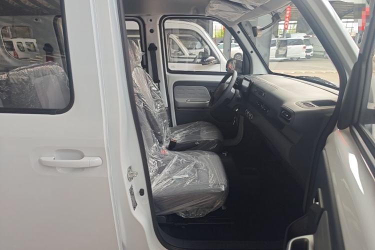 Used Wuling Zhiguang New Energy 2025 Model 305km Ambitious Edition Right Front Seat