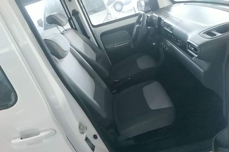Used Wuling Zhiguang New Energy 2025 Model 305km Ambitious Edition Right Front Seat