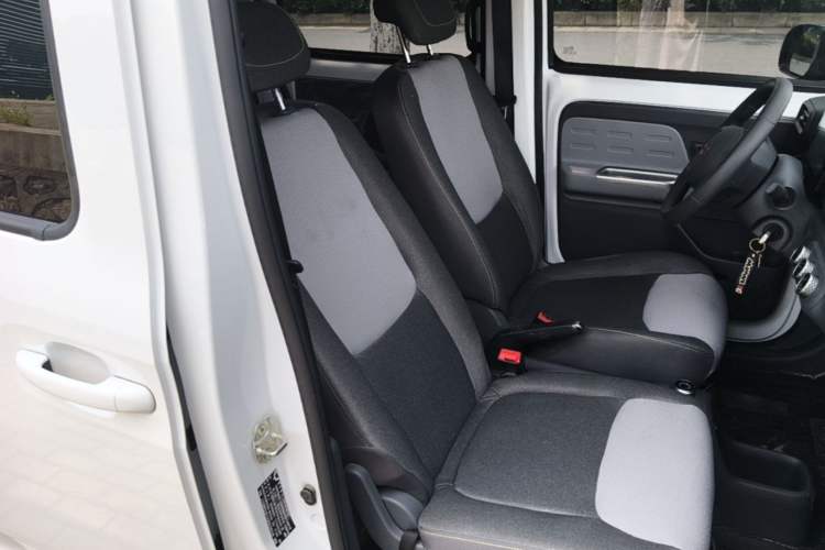 Used Wuling Zhiguang New Energy 2025 Model 305km Ambitious Edition Right Front Seat