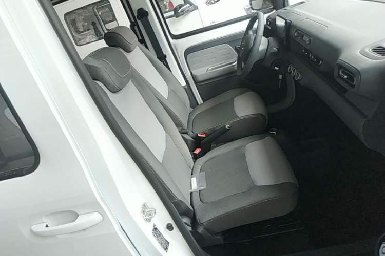 Used Wuling Zhiguang New Energy 2025 Model 305km Ambitious Edition Right Front Seat