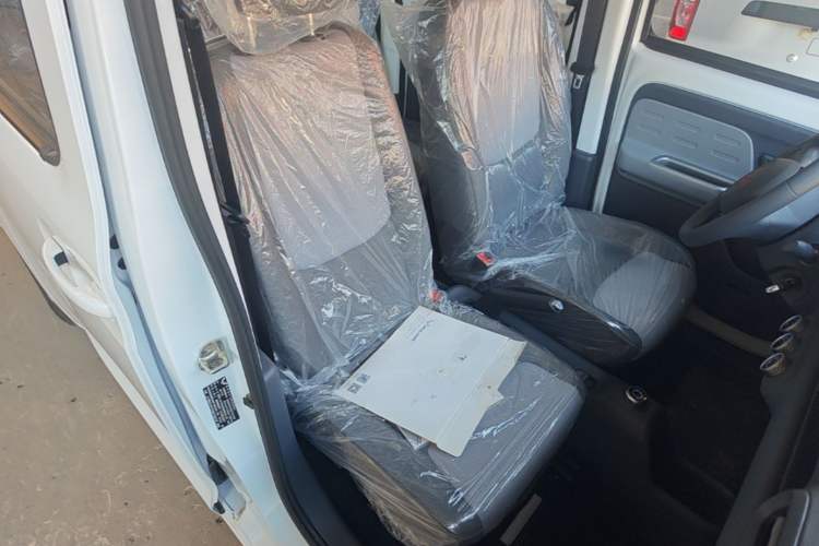Used Wuling Zhiguang New Energy 2025 Model 305km Ambitious Edition Right Front Seat