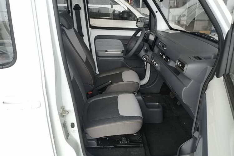 Used Wuling Zhiguang New Energy 2025 Model 305km Ambitious Edition Right Front Seat