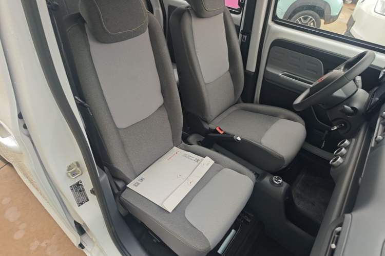 Used Wuling Zhiguang New Energy 2025 Model 305km Ambitious Edition Right Front Seat