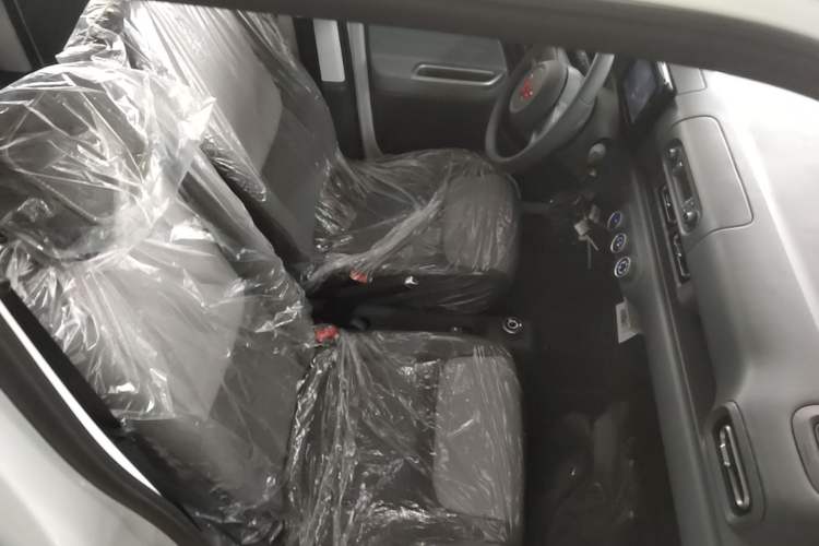 Used Wuling Zhiguang New Energy 2025 Model 305km Ambitious Edition Right Front Seat