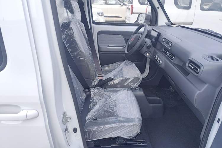 Used Wuling Zhiguang New Energy 2025 Model 305km Ambitious Edition Right Front Seat