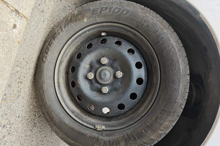 Used Wuling Zhiguang New Energy 2025 Standard Model Right Front Wheel Hub