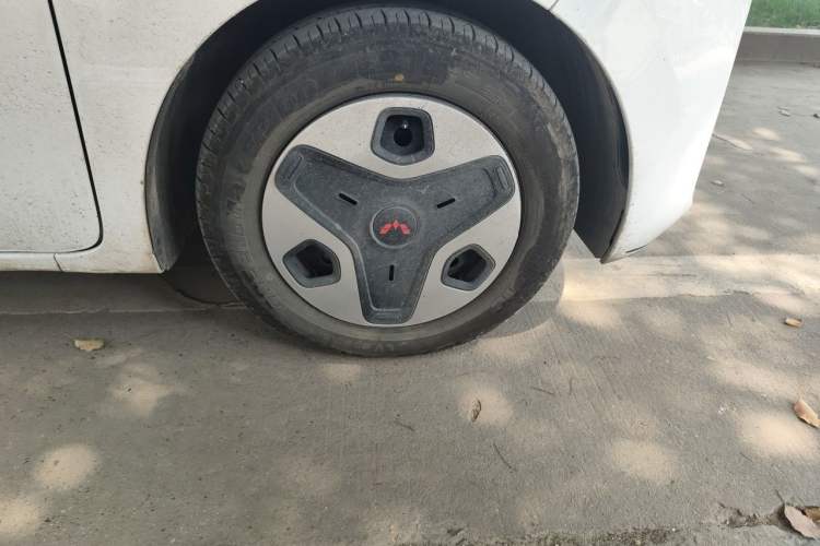 Used Wuling Zhiguang New Energy 2025 Model 305km Ambitious Edition Right Front Wheel Hub