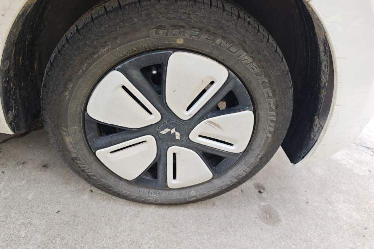 Used Wuling Zhiguang New Energy 2025 Standard Model Right Front Wheel Hub