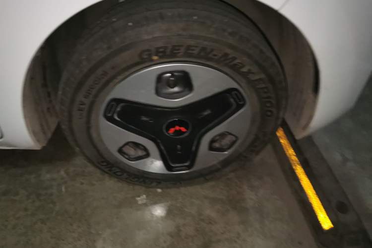 Used Wuling Zhiguang New Energy 2025 Comfort Model Right Front Wheel Hub