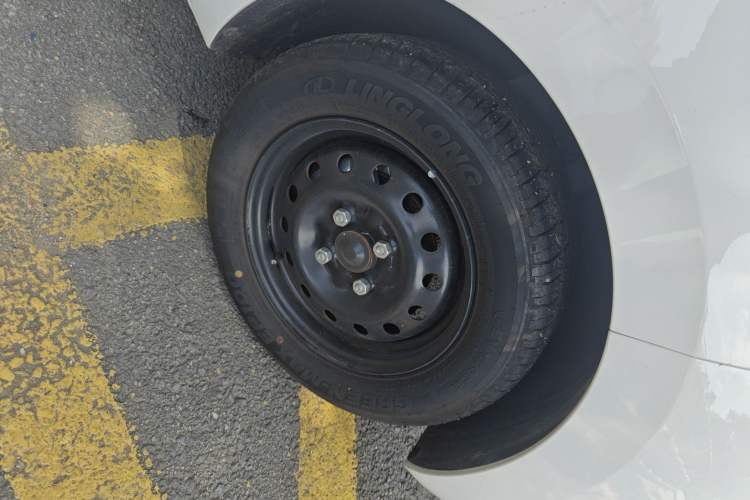Used Wuling Zhiguang New Energy 2025 Standard Model Right Front Wheel Hub
