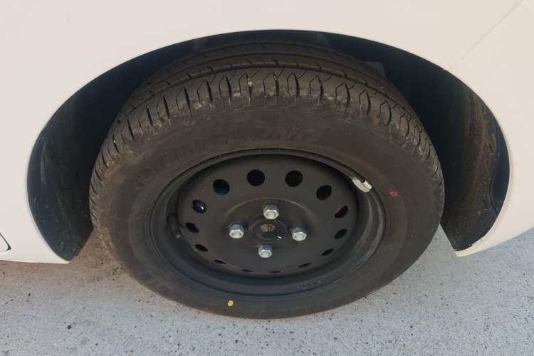 Used Wuling Zhiguang New Energy 2025 Standard Model Right Front Wheel Hub