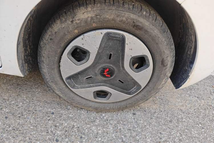 Used Wuling Zhiguang New Energy 2025 Model 305km Ambitious Edition Right Front Wheel Hub